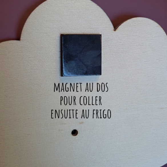 Nuage en bois personnalisé avec pin’s cœur rouge